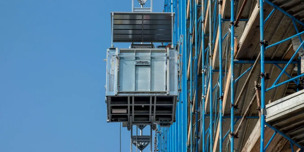 La gamma delle piattaforme di trasporto per persone e materiali comprende modelli con ceste di diverse dimensioni e portate utilizzabili con colonna singola o doppia.